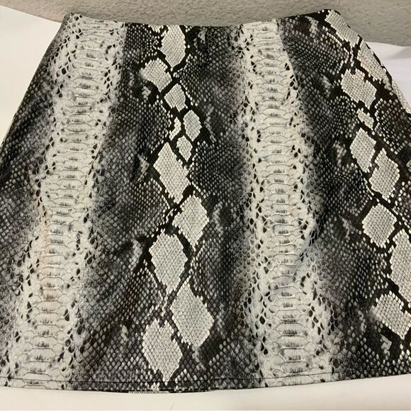 I.AM.GIA Faux Snakeskin Leather Skirt With Zippers chain not included size M - Picture 7 of 10